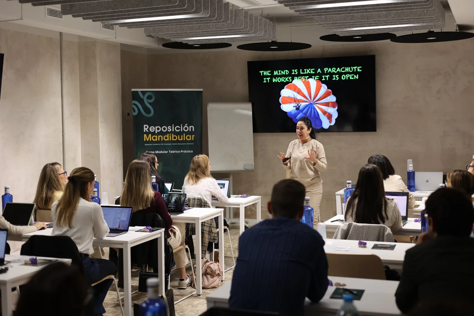 La Dra. Patricia Vergara durante una de sus clases