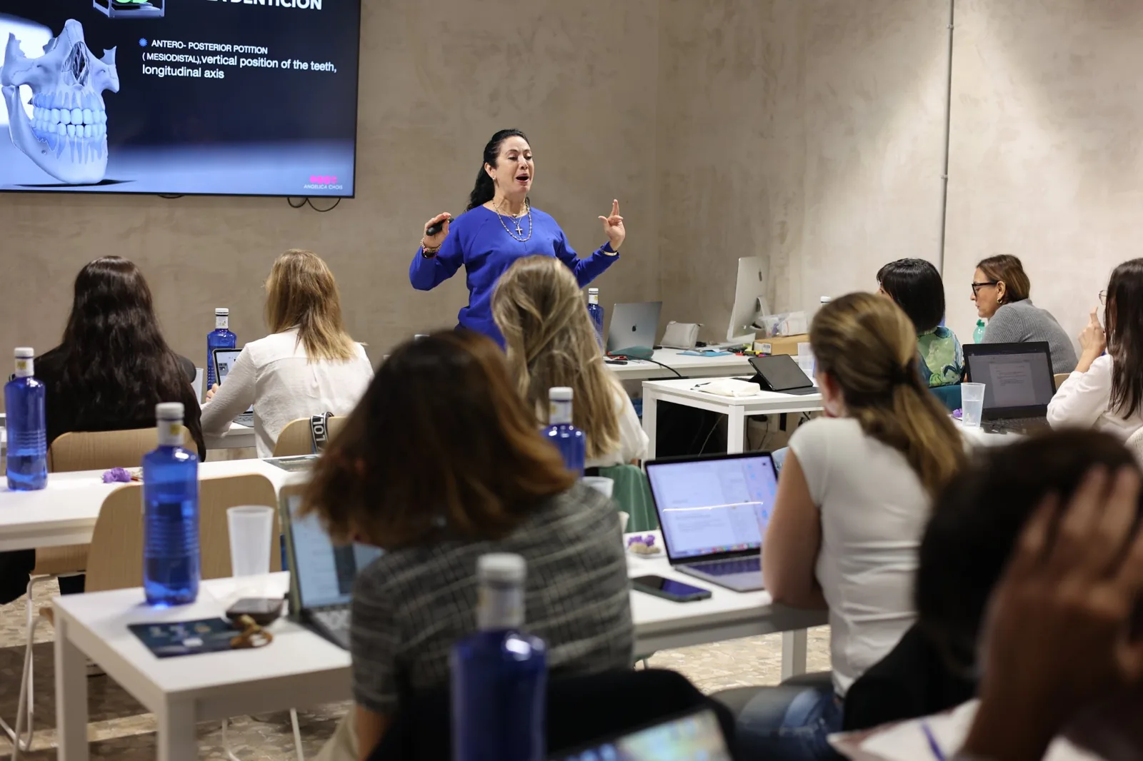 La Dra. Patricia Vergara en el aula