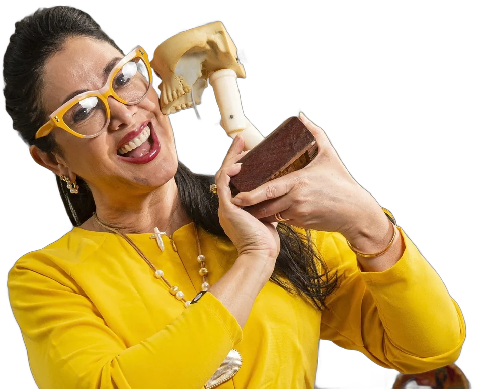 La Dra. Patricia Vergara Villarreal, ortodoncista, con un cráneo y un articulador
